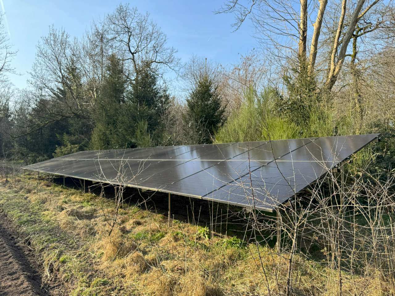 30 zonnepanelen in veldopstelling bij landgoed Hesseling van tevreden klant Beter Duurzaam