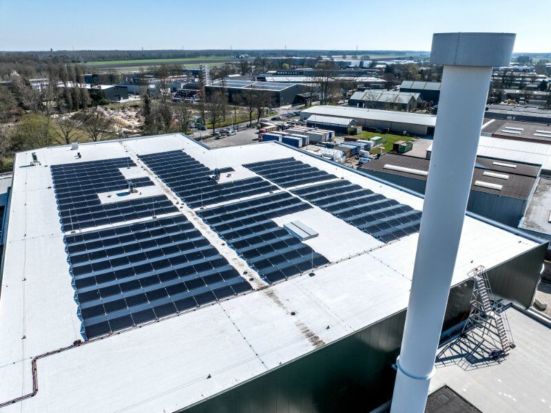 Plukon schuin boven pv met bliksemafleiding