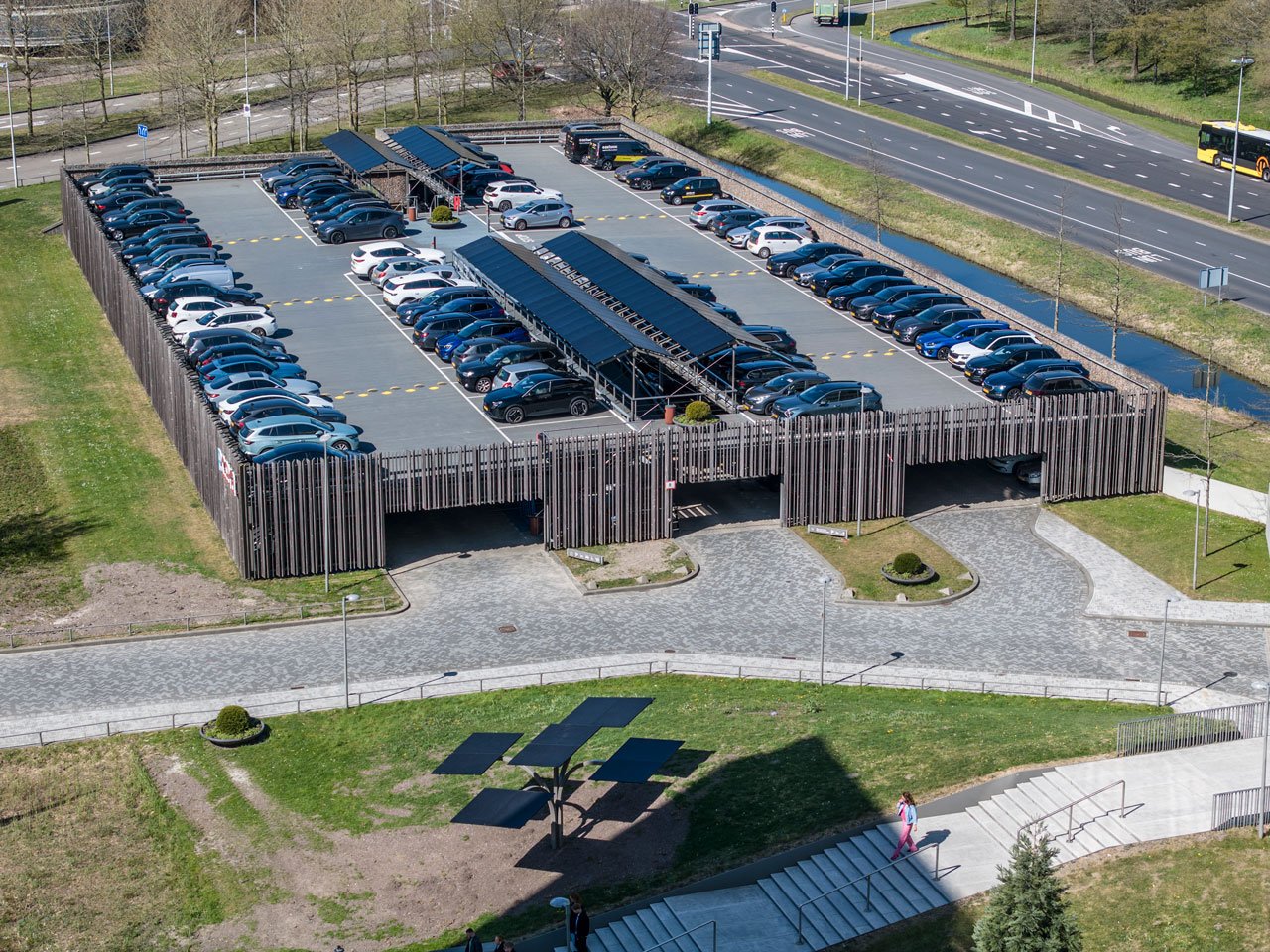 Zonnepanelen als carport parkeerdek overzichtsfoto Secoya Utrecht