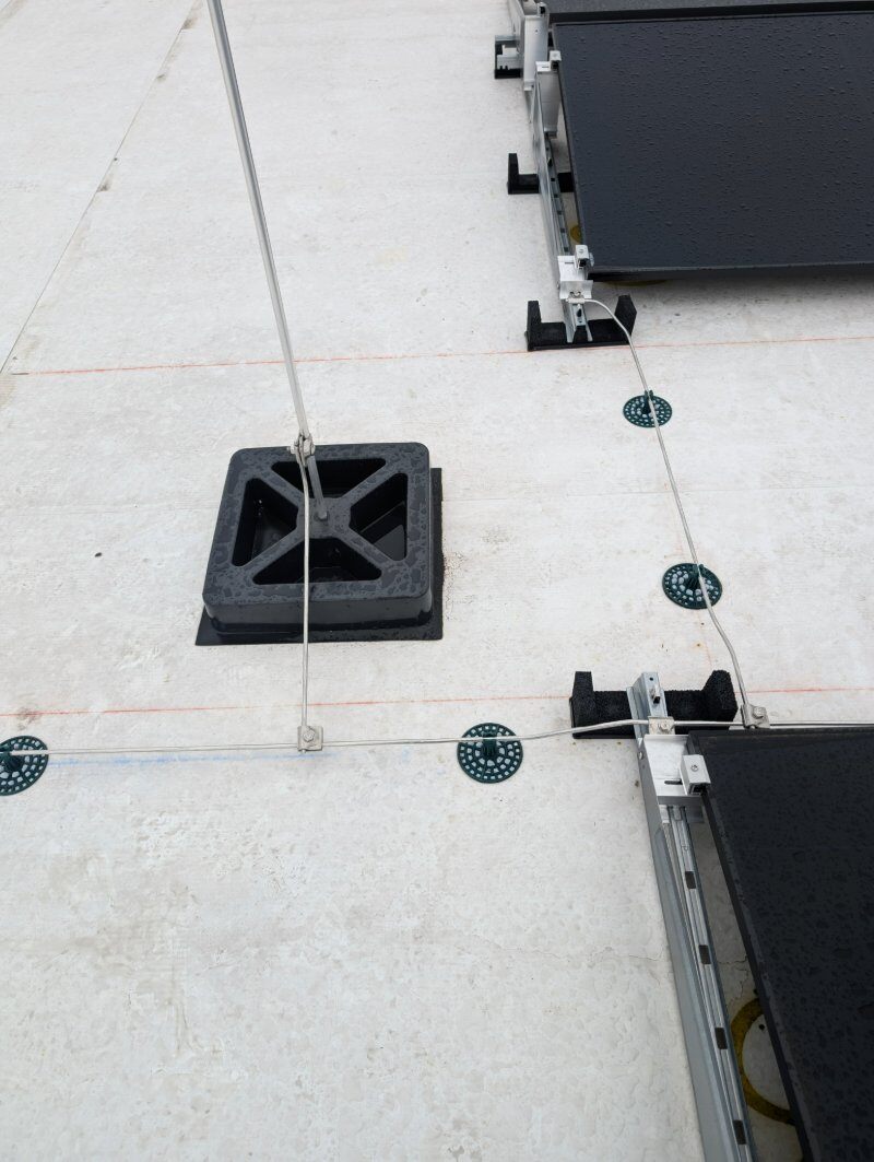 Zonnepanelen gekoppeld met bliksemafleidingsysteem