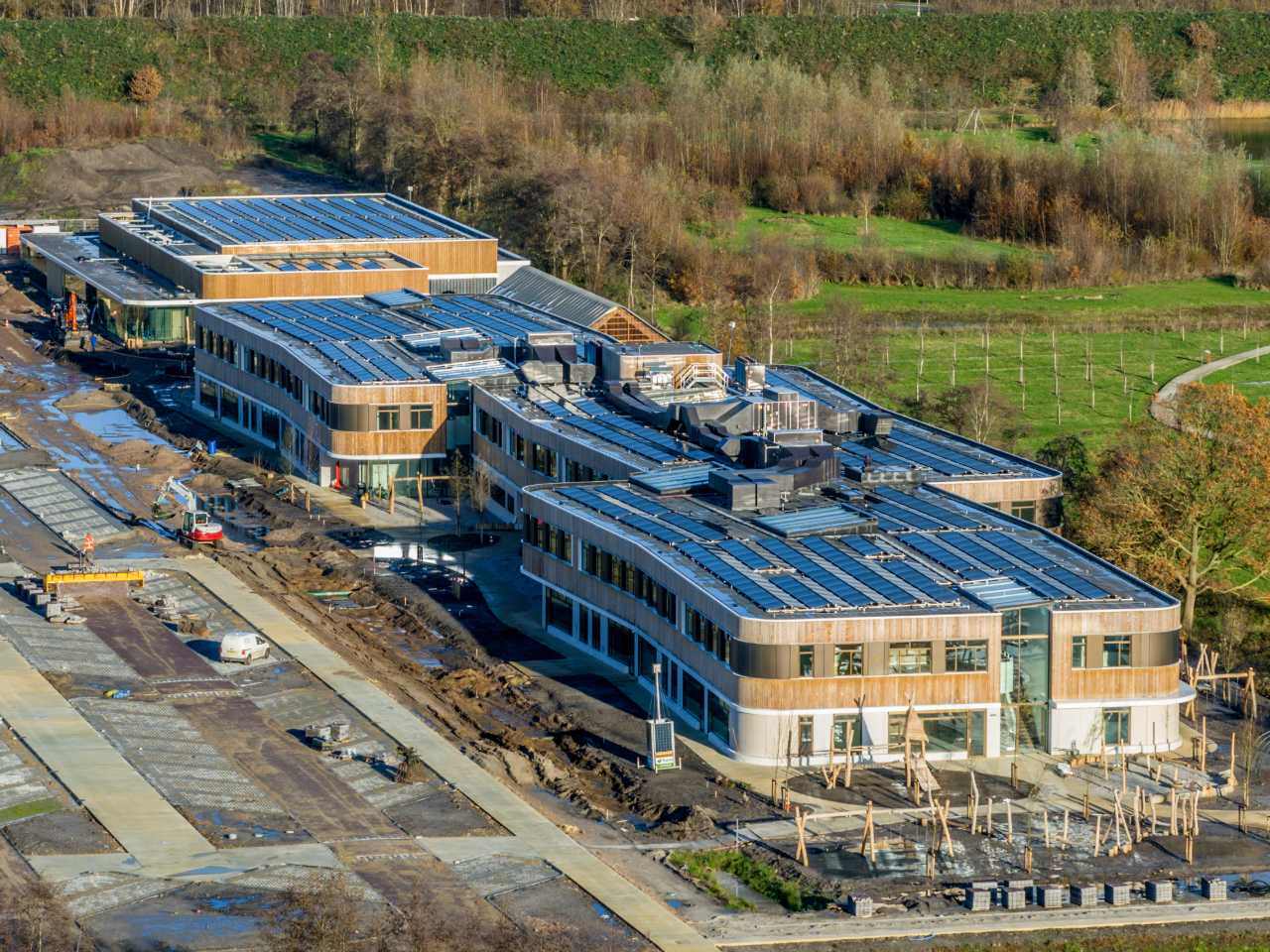 Luchtfoto van School Samen Kansrijk in Drachten met geinstalleerde zonnepanelen door Beter Duurzaam